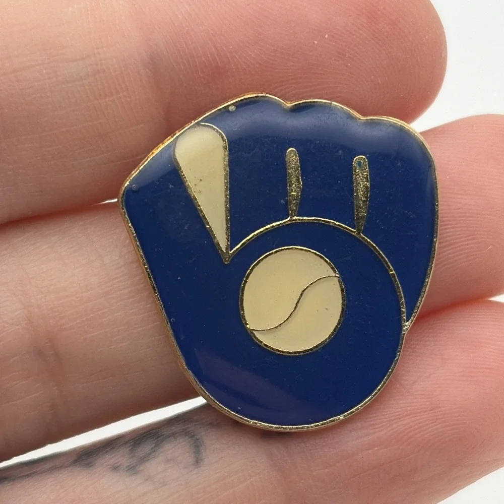 Vintage Milwaukee Brewers Baseball‎ Glove Logo MLB Lapel Hat Pin